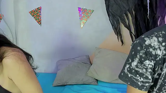 Snapshot of Laura_and_Kevin chatting on 11/03/25, 01:26 Laura and Kevin online show from 11/03/25, 01:26