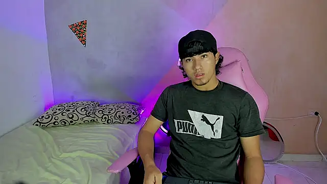 Snapshot of Laura_and_Kevin chatting on 11/20/25, 03:12 Laura and Kevin online show from 11/20/25, 03:12