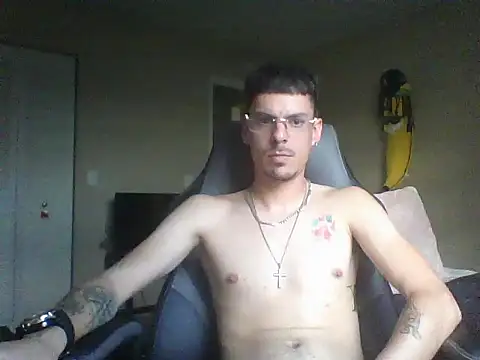 Snapshot of latinosatiro94 chatting on 09/30/25, 11:22 latinosatiro94 online show from 09/30/25, 11:22