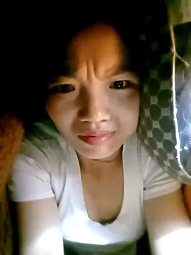 Snapshot of ngan-cute chatting on 12/15/25, 10:04 ngan-cute online show from 12/15/25, 10:04