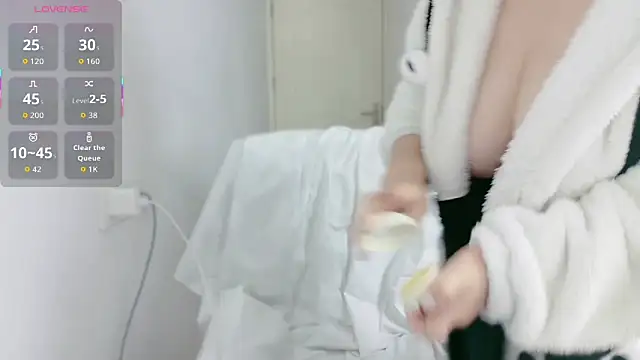 Snapshot of E-cup2 chatting on 11/13/25, 11:58 E-cup2 online show from 11/13/25, 11:58