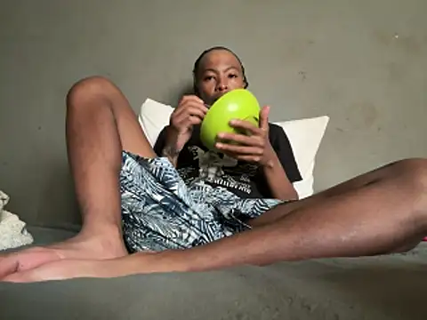 Snapshot of Tookey012 chatting on 12/21/25, 07:32 Tookey012 online show from 12/21/25, 07:32