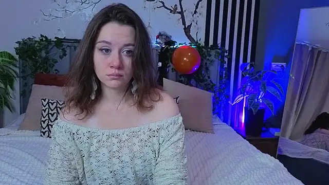 Snapshot of SkyHelen chatting on 10/21/25, 04:56 SkyHelen online show from 10/21/25, 04:56