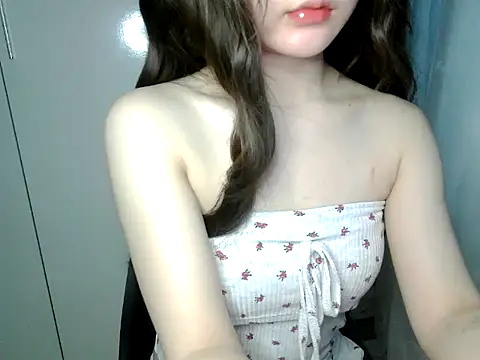 Snapshot of Annabelle-e chatting on 07/07/26, 01:30 Annabelle-e online show from 07/07/26, 01:30