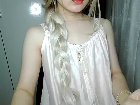 Snapshot of Annabelle-e chatting on 07/05/26, 10:05 Annabelle-e online show from 07/05/26, 10:05