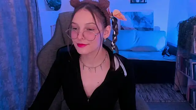 Snapshot of JenniferKiim chatting on 11/25/25, 11:21 JenniferKiim online show from 11/25/25, 11:21