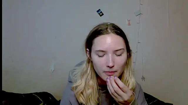  kikiclark   online show from 10/05/25, 09:22