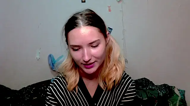  kikiclark   online show from 10/15/25, 08:50