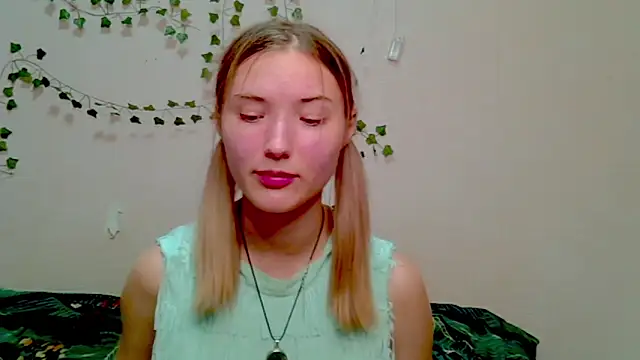  kikiclark   online show from 11/28/25, 08:53