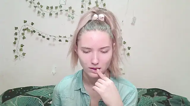  kikiclark   online show from 12/05/25, 02:37