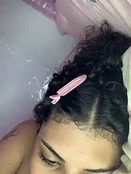 Snapshot of luluzinhax chatting on 02/20/26, 05:26 luluzinhax online show from 02/20/26, 05:26