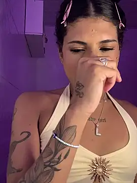 Snapshot of luluzinhax chatting on 02/18/26, 11:45 luluzinhax online show from 02/18/26, 11:45