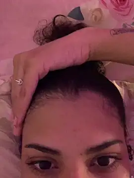 Snapshot of luluzinhax chatting on 02/18/26, 04:54 luluzinhax online show from 02/18/26, 04:54