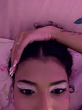 Snapshot of luluzinhax chatting on 01/18/26, 04:05 luluzinhax online show from 01/18/26, 04:05