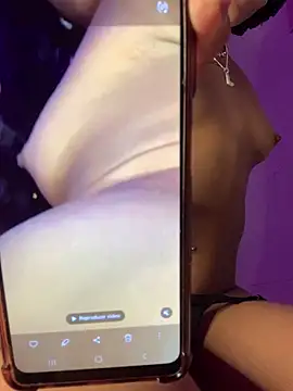 Snapshot of luluzinhax chatting on 12/23/25, 04:45 luluzinhax online show from 12/23/25, 04:45