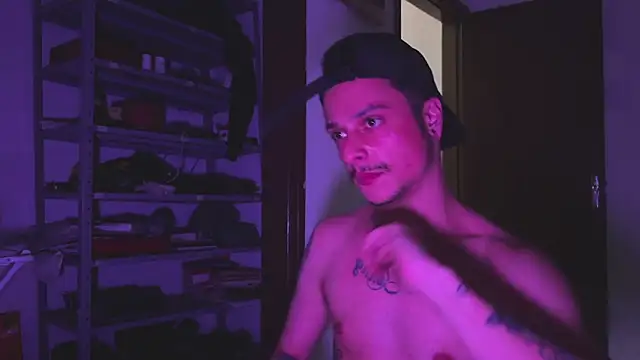 Snapshot of chrisalmeid_ chatting on 09/21/25, 01:00 chrisalmeid online show from 09/21/25, 01:00