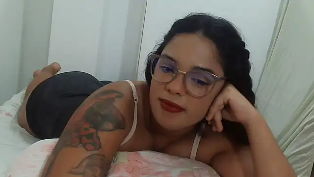 Snapshot of SecretBrunette chatting on 05/16/26, 06:51 SecretBrunette online show from 05/16/26, 06:51
