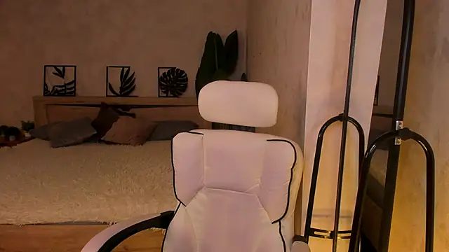 Lynn Martin online show from 04/24/26, 06:10