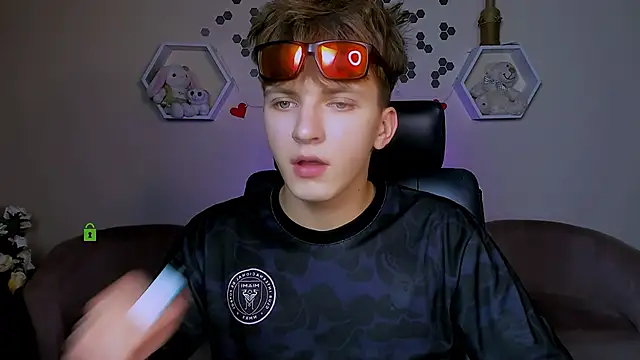 travis wolf  online show from 09/18/25, 07:17