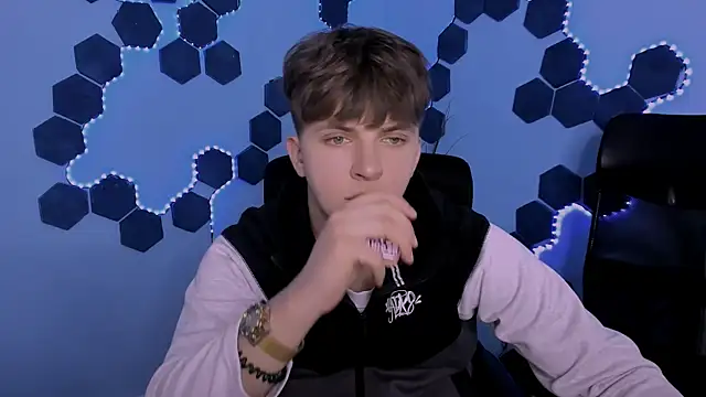 travis wolf  online show from 04/17/26, 08:50