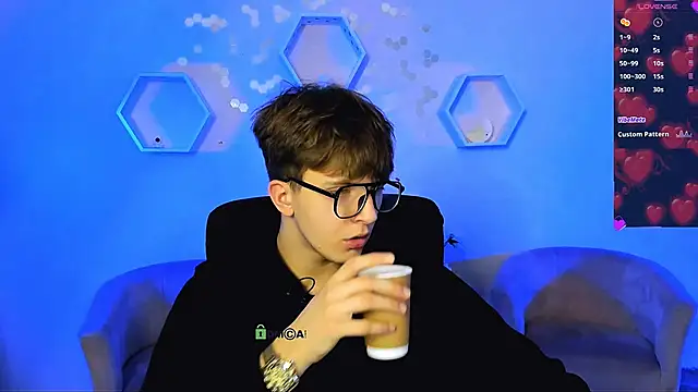 travis wolf  online show from 12/01/25, 08:32