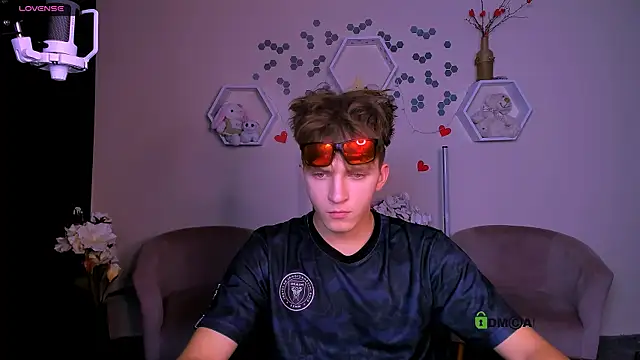 travis wolf  online show from 09/22/25, 07:20