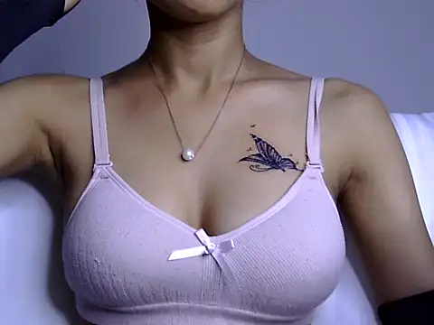 Snapshot of Riva_arora01 chatting on 11/23/25, 10:25 Riva arora01 online show from 11/23/25, 10:25