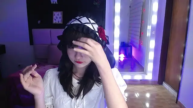 Snapshot of _Charlotte_Collins_ chatting on 11/28/25, 02:39 Charlotte Collins online show from 11/28/25, 02:39