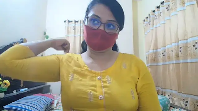 Snapshot of Elena_cruz5 chatting on 05/18/26, 04:12 Elena cruz5 online show from 05/18/26, 04:12