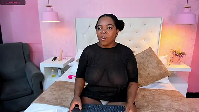 Snapshot of EvaaTayson chatting on 10/12/25, 01:34 EvaaTayson online show from 10/12/25, 01:34