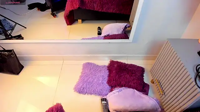 Mia Valentine  online show from 03/06/26, 08:15