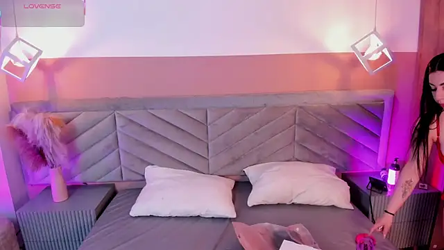 Mia Valentine  online show from 10/28/25, 10:41