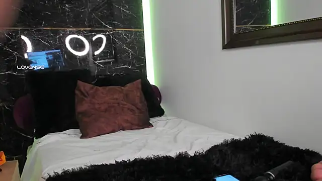 Snapshot of charlotte_line chatting on 10/27/25, 06:31 charlotte line online show from 10/27/25, 06:31