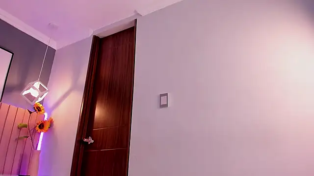 Nina Ford online show from 10/28/25, 03:29