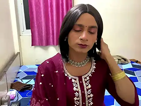 Snapshot of LuvLayla chatting on 10/17/25, 12:14 LuvLayla online show from 10/17/25, 12:14