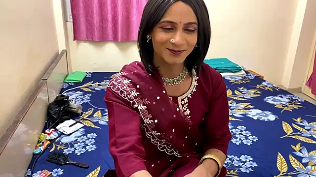 Snapshot of LuvLayla chatting on 10/28/25, 06:07 LuvLayla online show from 10/28/25, 06:07