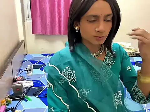 Snapshot of LuvLayla chatting on 10/18/25, 06:21 LuvLayla online show from 10/18/25, 06:21