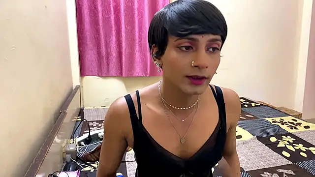 Snapshot of LuvLayla chatting on 09/18/25, 06:00 LuvLayla online show from 09/18/25, 06:00