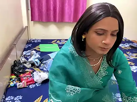 Snapshot of LuvLayla chatting on 10/27/25, 04:19 LuvLayla online show from 10/27/25, 04:19