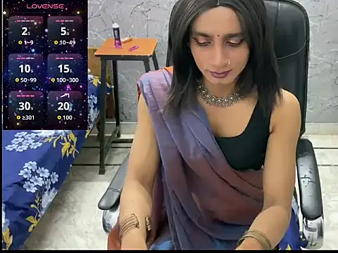 Snapshot of LuvLayla chatting on 06/14/26, 10:00 LuvLayla online show from 06/14/26, 10:00
