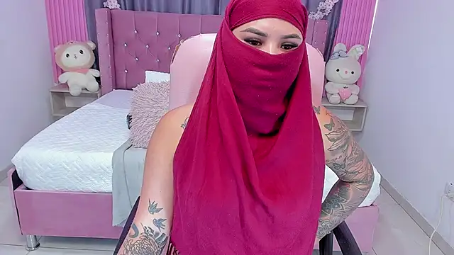 Snapshot of Nayla-Mouna chatting on 09/16/25, 07:48 Nayla-Mouna online show from 09/16/25, 07:48