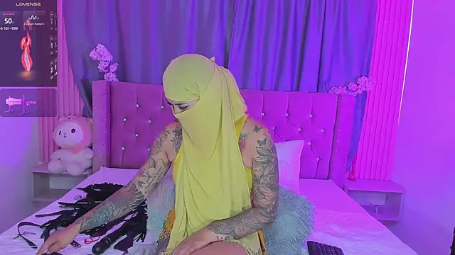 Nayla-Mouna online show from 04/16/26, 09:39