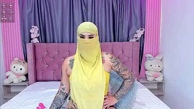 Nayla-Mouna online show from 10/21/25, 07:46