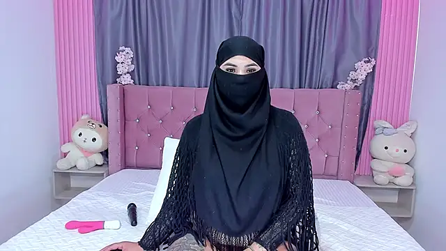 Snapshot of Nayla-Mouna chatting on 10/18/25, 12:07 Nayla-Mouna online show from 10/18/25, 12:07