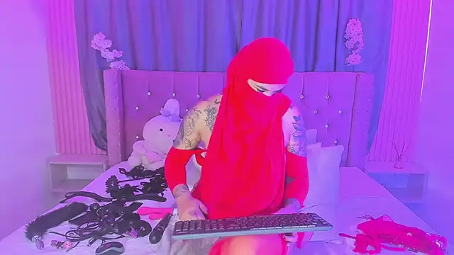 Snapshot of Nayla-Mouna chatting on 07/18/26, 12:14 Nayla-Mouna online show from 07/18/26, 12:14