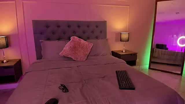 Snapshot of ALICESANDOVAL chatting on 09/15/25, 11:43 ALICESANDOVAL online show from 09/15/25, 11:43