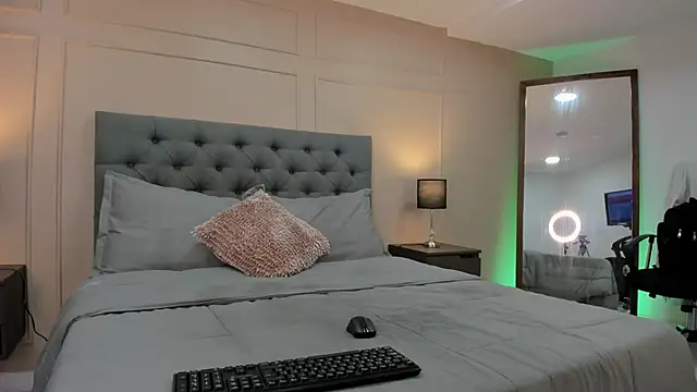 Snapshot of ALICESANDOVAL chatting on 09/21/25, 11:48 ALICESANDOVAL online show from 09/21/25, 11:48