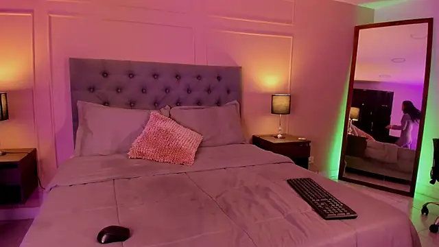 Snapshot of ALICESANDOVAL chatting on 09/22/25, 11:38 ALICESANDOVAL online show from 09/22/25, 11:38