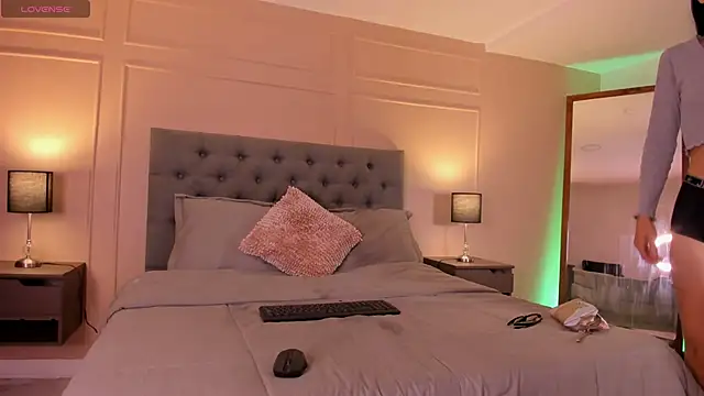 Snapshot of ALICESANDOVAL chatting on 09/19/25, 11:36 ALICESANDOVAL online show from 09/19/25, 11:36