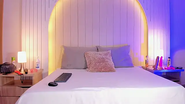 Snapshot of ALICESANDOVAL chatting on 12/15/25, 11:27 ALICESANDOVAL online show from 12/15/25, 11:27